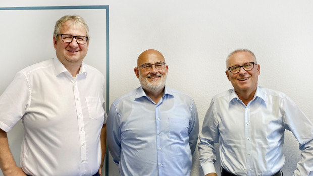 Die Bauvista-Geschäftsführer Jörg Kronenberg und Johannes Häringslack (1. u. 2. v. l.) und HGD-Geschäftsführer Joachim Storch haben die Zusammenarbeit der beiden Organisationen vereinbart.