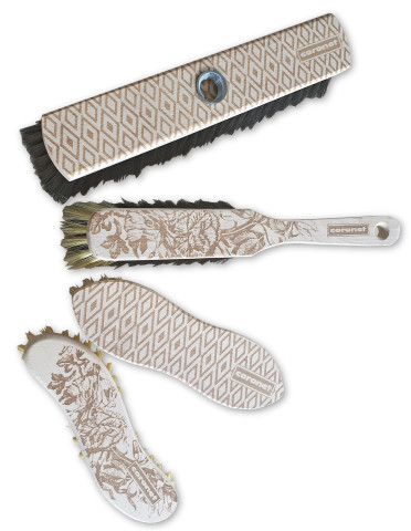 Die Laser-Touch-Technologie –  eine optische und haptische Veredelung von Holzobjekten – stammt aus dem Malerwerkzeugsegment bei Nespoli und findet auch bei Coronet Anwendung. Die Laser-Touch-Technologie –  eine optische und haptische Veredelung von Holzobjekten – stammt aus dem Malerwerkzeugsegment bei Nespoli und findet auch bei Coronet Anwendung.