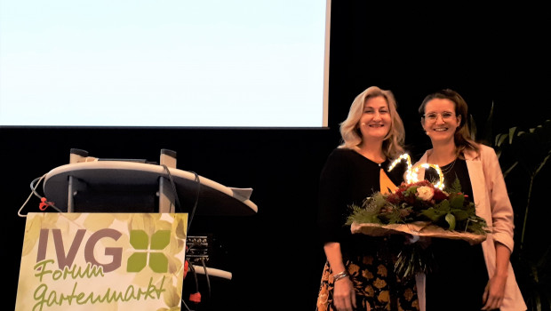 Martina Mensing-Meckelburg (l.) gratulierte Anna Hackstein zum Jubiläum des IVG-Froums Gartenmarkt. Martina Mensing-Meckelburg (l.) gratulierte Anna Hackstein zum Jubiläum des IVG-Froums Gartenmarkt.