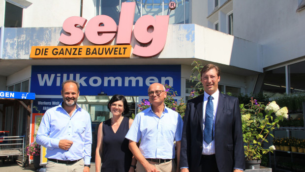 Der Baumarkt Selg in Riedlingen bleibt ein Familienbetrieb: Von Agathe und Christoph Selg (Mitte) übernimmt die Doppelspitze Dr. Fritz-Andreas Neidhart (r.) und Sebastian Schütz zum 1. Oktober die Leitung. 
