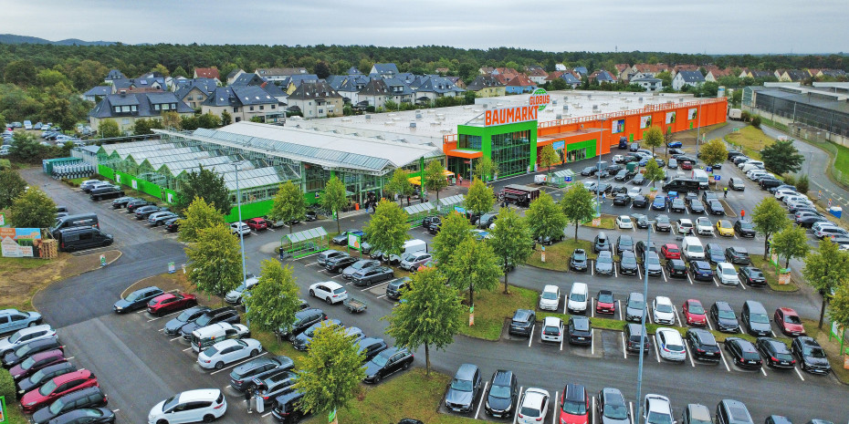 Globus Baumarkt hat dem ehemaligen Hellweg-Standort in Bielefeld einen neuen Markteingang verpasst und die Außenanlage teilweise umgestaltet. Globus Baumarkt hat dem ehemaligen Hellweg-Standort in Bielefeld einen neuen Markteingang verpasst und die Außenanlage teilweise umgestaltet.