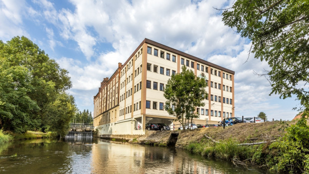 Die Neudorff-Zentrale in Emmerthal in in einer ehemaligen Mühle untergebracht. Eine Turbine erzeugt jährlich bis zu 1.000.000 kWh aus Wasserkraft - mehr als viermal so viel, wie das Unternehmen dort selbst verbraucht.