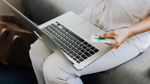 Auch in Deutschland nutzen immer mehr Menschen KI beim Online-Shopping. Auch in Deutschland nutzen immer mehr Menschen KI beim Online-Shopping.
