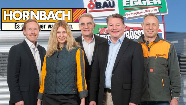 Gemeinsame Freude (v. l.).: Siegfried Egger (Öbau Egger), Alexandra Klima (Hornbach Baumarkt GmbH Österreich), Wolfger Ketzler (Hornbach-Baumarkt-AG), Carlo Egger (Öbau Egger) und Stefan Goldschwendt (Hornbach Baumarkt GmbH Österreich).