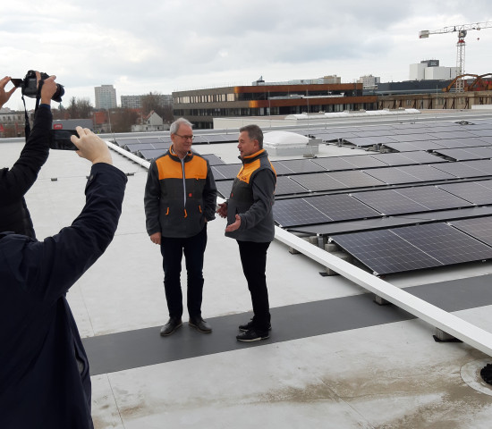 In der Dach-Region: Die beiden Vorstandsvorsitzenden Albrecht Hornbach und Erich Harsch auf dem Dach des neuen Marktes mit seiner 1.600 m² großen Photovoltaik-Anlage.