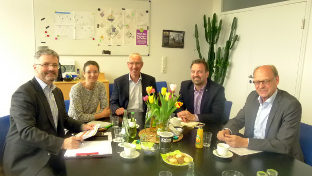 Die Geschäftsführer der im grünen Markt aktiven Branchenverbände BHB, IVG, VDG und ZVG tauschen sich regelmäßig aus. Beim jüngsten Treffen in Köln waren Dr. Peter Wüst (BHB), Anna Hackstein (IVG), Peter Botz (VDG), Bertram Fleischer (ZVG) und Alwin Reintjes (IVG).