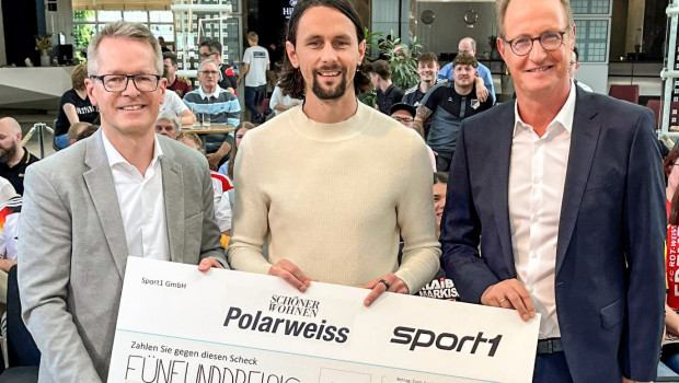 Scheckübergabe im Fernsehen (von links): Christian Beeck (Brandmanagement Schöner Wohnen-Farbe), Neven Subotic (Stiftungsgründer) und Florian König (Moderator).