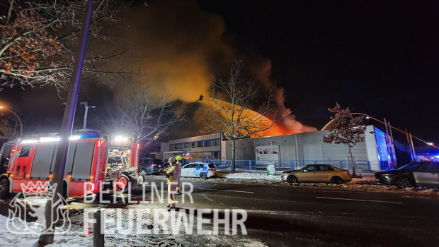 Dieses Foto vom Großbrand veröffentlichte die Berliner Feuerwehr auf Twitter. 