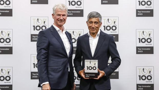 Geschäftsführer Jörg Clage (l.) nimmt den Top-100-Preis von Ranga Yogeshwar entgegen.