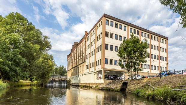 Der Firmensitz von Neudorff in Emmerthal ist in einer ehemaligen Mühle untergebracht. Eine Turbine erzeugt jährlich bis zu 1.000.000 kWh aus Wasserkraft – mehr als viermal so viel, wie das Unternehmen dort selbst verbraucht.