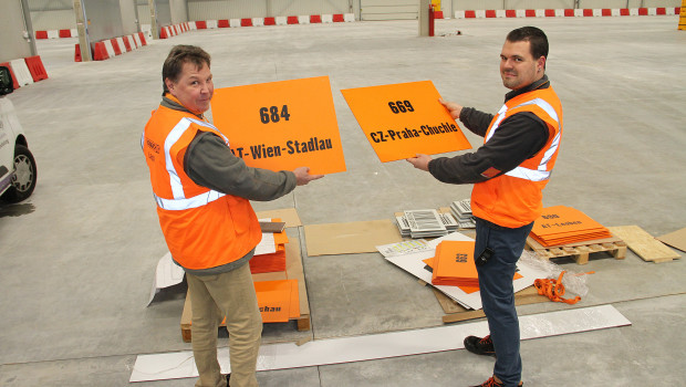 Karl-Heinz Spandl (l.), Leiter des Logistikzentrums, und Martin Rauprich, Leiter des Versandzentrums, im neuen Vilshofener Logistikzentrum.