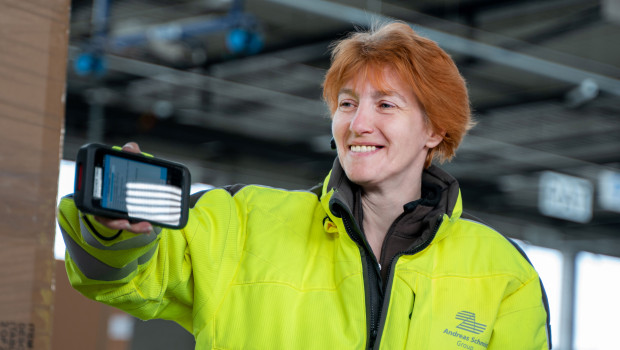 Nahverkehrsfahrerin Bettina Jantsch, im Einsatz für IDS-Partner Andreas Schmid, scannt mit dem neuen MDE-Gerät ihre Sendungen.