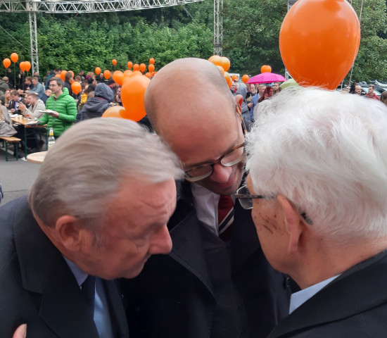 Drei Generationen von Obi-Chefs: Gründer Manfred Maus (r.) steckt mit dem scheidenden CEO Sergio Giroldi (l.) und dessen Nachfolger Sebastian Gundel die Köpfe zusammen.