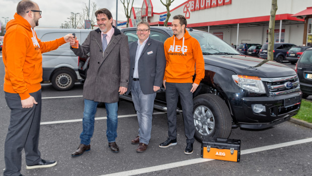 Wolfgang Meschke erhält den Schlüssel für seinen neuen Ford Ranger aus der Hand von Tino Switon, Sales Manager Modern Distribution für Techtronic Industries Central Europe GmbH. Mit dem Gewinner freuen sich Dietmar Rehbein, Bauhaus-Geschäftsleiter in Düsseldorf-Gerresheim, sowie Pascal Hummel, Key-Account-Manager für Techtronic Industries Central Europe GmbH.
