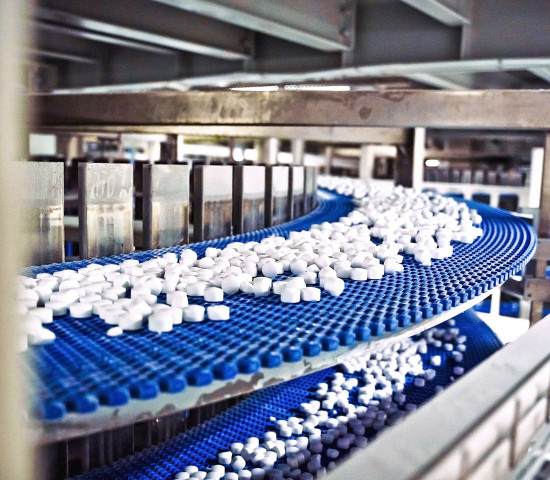 180.000 Salztabletten pro Stunde können hier gepresst werden - ­hergestellt aus eigenen Rohstoffen.