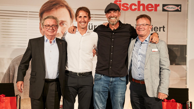 Startrainer und Markenbotschafter Jürgen Klopp feierte mit Inhaber Prof. Klaus Fischer (links), Fußball-Moderator Toni Tomic (2.v.l.) und seinem Jugendfreund und Fischer-Mitarbeiter Frank Kübler (rechts).