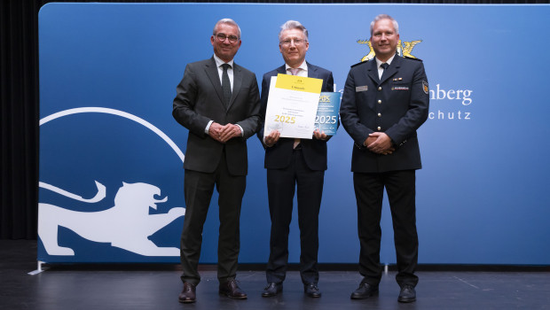 Der baden-württembergische Innenminister Thomas Strobl (l.) hat Daniel Barth (M.), Chief People Officer und Mitglied der Unternehmensleitung von Bauhaus, die Auszeichnung übergeben. Mit dabei Thorsten Becker (Vertreter des Stadtfeuerwehrverbandes Mannheim). Der baden-württembergische Innenminister Thomas Strobl (l.) hat Daniel Barth (M.), Chief People Officer und Mitglied der Unternehmensleitung von Bauhaus, die Auszeichnung übergeben. Mit dabei Thorsten Becker (Vertreter des Stadtfeuerwehrverbandes Mannheim).