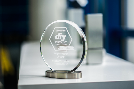Die diy-Auszeichnung wurde direkt am Unternehmenseingang aufgestellt.