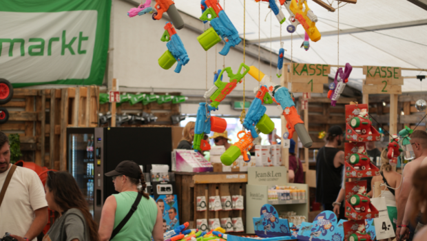 Wasserspritzpistolen waren einer der Verkaufsschlager des Hagebaumarkt-DIY-Stores auf dem Praookaville-Festival. Wasserspritzpistolen waren einer der Verkaufsschlager des Hagebaumarkt-DIY-Stores auf dem Praookaville-Festival.