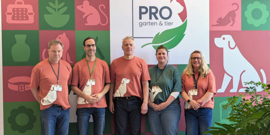 Carsten Markus (Head of Brands), Oliver Poppitz (Vorstand), Peter Pohl (Vorstandssprecher), Stefanie Dietl (Teamleitung Category Management Gartenfreizeit Indoor) und Katrin Alexy (Leitung Category Management Futter) haben auf der Hausmesse Ergebnisse und neue Konzepte präsentiert. Carsten Markus (Head of Brands), Oliver Poppitz (Vorstand), Peter Pohl (Vorstandssprecher), Stefanie Dietl (Teamleitung Category Management Gartenfreizeit Indoor) und Katrin Alexy (Leitung Category Management Futter) haben auf der Hausmesse Ergebnisse und neue Konzepte präsentiert.