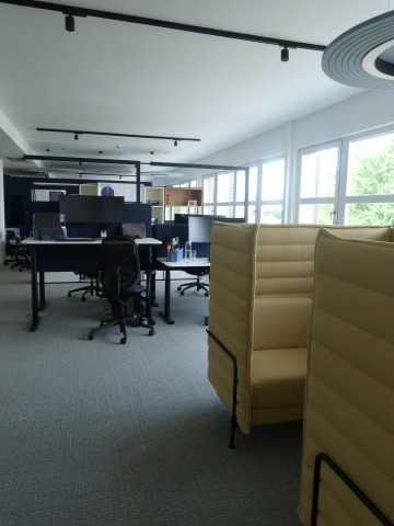 Hell und freundlich ist das Büro gestaltet. Gemütliche Sitzgelegenheiten laden zum Austausch ein. Hell und freundlich ist das Büro gestaltet. Gemütliche Sitzgelegenheiten laden zum Austausch ein.