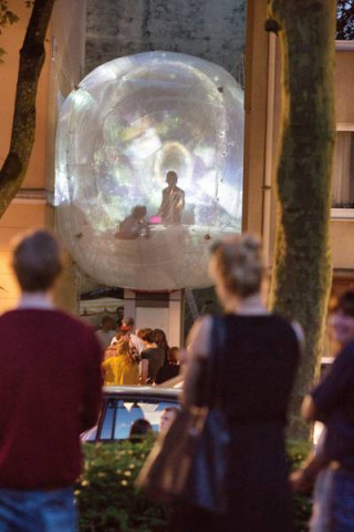 Der experimentelle Ballon „Bloon“ zeigte in Bochum Wohnen der Zukunft. Unterstützt wurde das Projekt von Akzo Nobel. Der experimentelle Ballon „Bloon“ zeigte in Bochum Wohnen der Zukunft. Unterstützt wurde das Projekt von Akzo Nobel.