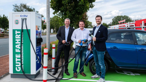 Die Hagebau und die EnBW haben gestern ihre erste gemeinsame Schnellladestation für Elektroautos in Betrieb genommen. Im Bild (v. l.) Christian Appel, Bereichsleiter Vertrieb Hagebaumarkt/Floraland, Benjamin Sender, Hagebau-Gesellschafter, und Amadeus Regerbis, EnBW.