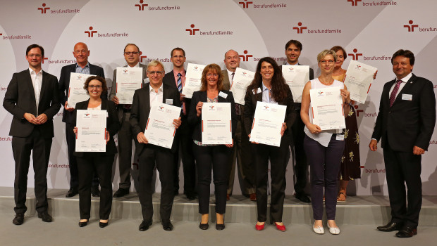 Zertifikatsübergabe in Berlin: Am 20. Juni nahm Detlef Riesche, Vors. Geschäftsführung (vorne, 2. v. l.), das Zertifikat „audit berufundfamilie“ für Toom entgegen (Foto: berufundfamilie).