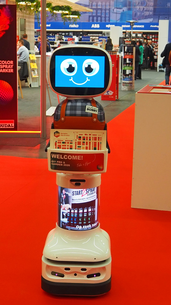 Thema technische Transformation von Anfang an: Die Messebesucherinnen und -besucher wurden schon am Eingang von Bobby begrüßt.