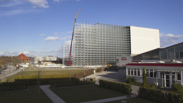 43 m hoch, 142 m lang und 39 m breit ist das neue Einhell-Lager am Firmensitz in Landau an der Isar.  