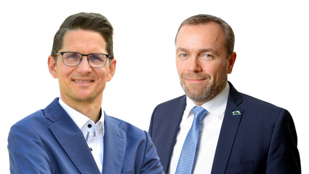 Simeon Breuer, Vorstandsmitglied der L.I.T. AG und Geschäftsführer der L.I.T. Speditions GmbH (rechts), und Martin Möhrmann, Geschäftsführer der Gübau-Gruppe.