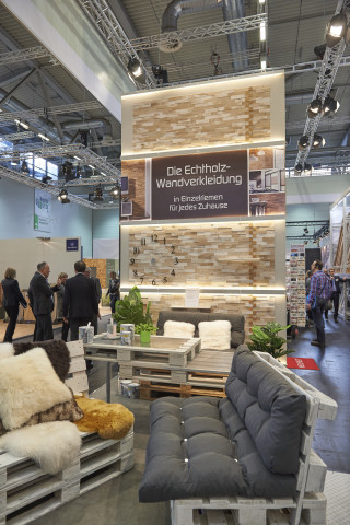 Präsentabel: Echtholzwandverkleidung aus Holzriemchen.
Präsentabel: Echtholzwandverkleidung aus Holzriemchen.