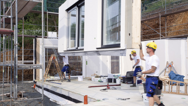 Der Aufwärtstrend bei Ein- und Mehrfamilienhäusern hielt auch von Januar bis Oktober 2025 an.