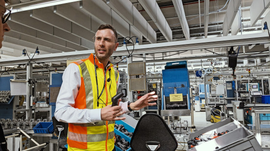 „Der Platz hier wird langsam eng“, merkt Lean Manager Felix Kaufmann bei einer Führung durch das Gardena-Werk in Ulm an.