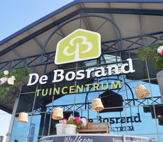 Die Gartencenterkette De Bosrand hat sechs Standorte. In Oegstgeest waren die Teilnehmer davon beeindruckt, was auf den 13.000 m² Verkaufsfläche geboten wurde. Die Gartencenterkette De Bosrand hat sechs Standorte. In Oegstgeest waren die Teilnehmer davon beeindruckt, was auf den 13.000 m² Verkaufsfläche geboten wurde.