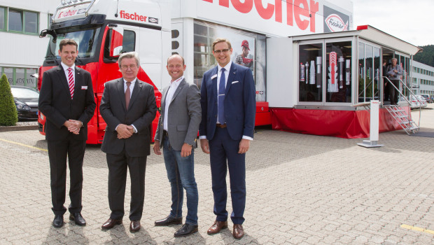 Die Unternehmensgruppe Fischer stellte ihren neuen multifunktionalen Fischer Tour-Truck vor. Im Bild v. l.: Marc-Sven Mengis (Geschäftsführer Personal, Marketing und Vertrieb bei fischer), Firmeninhaber Prof. Klaus Fischer, Vielseitigkeitsreiter Michael Jung und Volker Amann (Bereichsgeschäftsführer Internationales Marketing & Marktforschung).