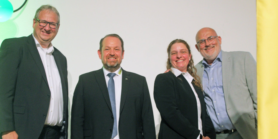 Daniela und Stephan Eichhorn (2. v. l.) führen das Unternehmen in dritter Generation. Zur Jubiläumsfeier sind auch die Bauvista-Geschäftsführer Jörg Kronenberg (l.) und Johannes Häringslack gekommen. 