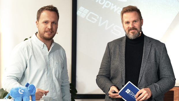Winfried Hering (COO Shopware AG) und Thomas Latajka (Geschäftsführer GWS Gesellschaft für Warenwirtschafts-Systeme mbH) besiegelten die Kooperation. 