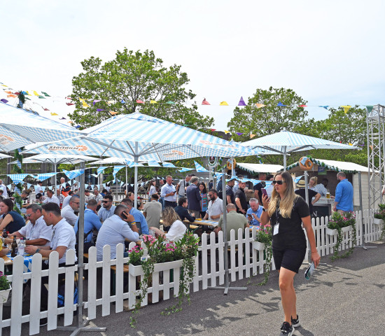 …aber auch der „Social Beer Garden“ war für Zusammenkünfte beliebt bei den Besuchern.