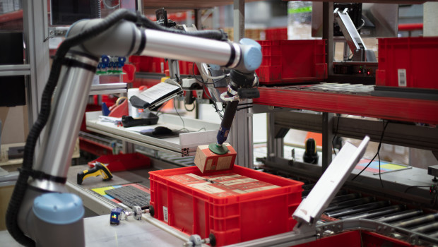 Roboter wie „cobot“ erhöhen die Produktivität und entlasten die Mitarbeiter.