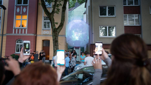 Der experimentelle Ballon „Bloon“ zeigte in Bochum Wohnen der Zukunft. Unterstützt wurde das Projekt von Akzo Nobel.
