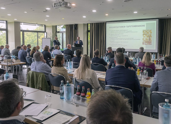 Rund 50 Branchenvertreter diskutierten beim Tapeten-Gipfel in Kassel über die Zukunft des Produkts.