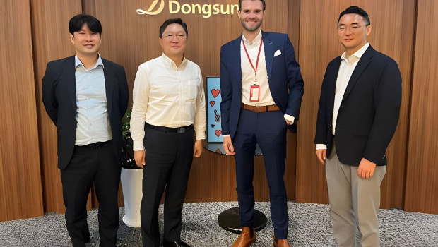 UPM wählt Dongsung Chemical als koreanischen Vertriebspartner aus: auf dem Bild von links nach rechts Benedict Kim (Team Leader Bioplastic, Dongsung Chemical), Seongwon Cho (Head of Business D&I, Dongsung Chemical), Marvin Strüfing (Sales Director BioGlycols, UPM) und Kenneth Kim (Director Bioplastic, Dongsung Chemical).