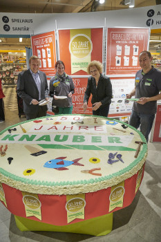 Tortenanschnitt im Bonner Knauber-Freizeitmarkt.
