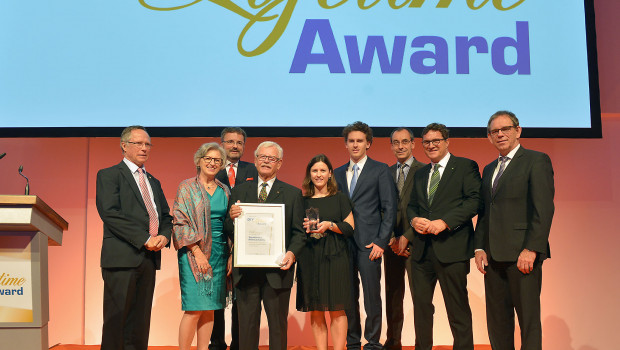 Helmut Aurenz im Kreis der Gratulanten gestern Abend in Kasse. Die Laudatio hatte Thomas Bruch (l.) gehalten.
