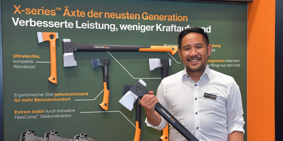Mark Jason Silvestre, Junior Marketing Manager bei Fiskars, präsentiert die neue Generation an Fiskars-Äxten.