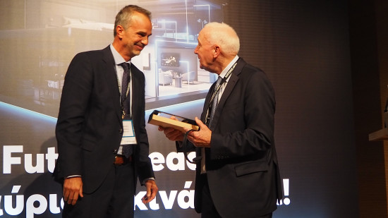 Prokopis Karydakis hat den Preis an John Herbert übergeben. Prokopis Karydakis hat den Preis an John Herbert übergeben.