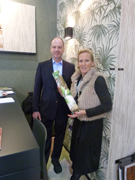 Im Rahmen der Messe wurde die diesjährige Tapete des Jahres gekürt. Platz eins belegt eine selbstklebende Tapete von Rasch, die genau den Zeitgeist trifft, finden VDT-Geschäftsführer Karsten Brandt und PR-Beraterin Ulrike Reich.&nbsp;