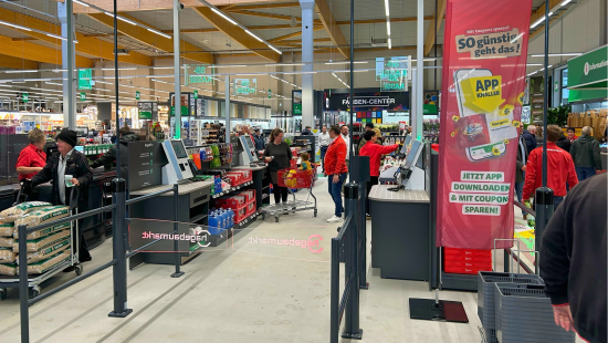 Der neu errichtete Standort ist unter anderem mit vier Selfscanning-Kassen ausgestattet. Der neu errichtete Standort ist unter anderem mit vier Selfscanning-Kassen ausgestattet.