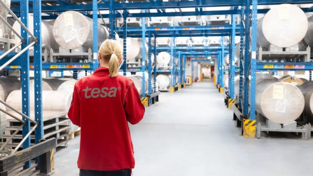 Tesa arbeitet weltweit daran, Prozesse effizienter zu gestalten, Emissionen zu senken und Ressourcen verantwortungsvoll einzusetzen. Tesa arbeitet weltweit daran, Prozesse effizienter zu gestalten, Emissionen zu senken und Ressourcen verantwortungsvoll einzusetzen.